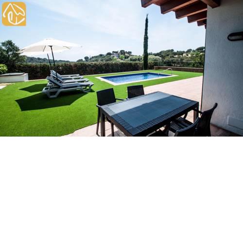Lloret de Mar Villa Sleeps 8 with Pool Air Con and WiFi