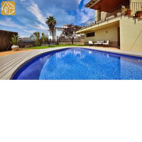 Lloret de Mar Villa Sleeps 8 with Pool Air Con and WiFi