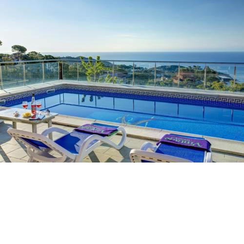 Lloret de Mar Villa Sleeps 9 Pool WiFi
