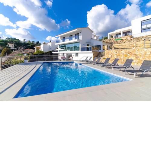 Lloret de Mar Villa Sleeps 9 Pool WiFi