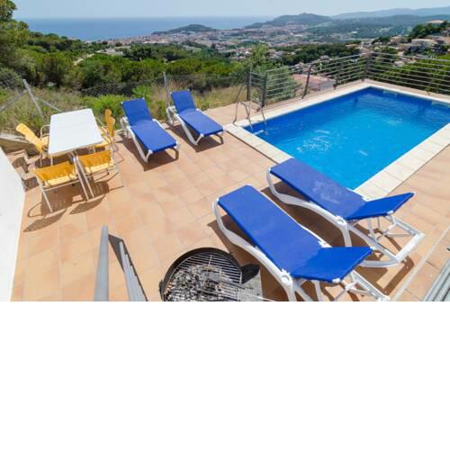Lloret de Mar Villa Sleeps 9 Pool WiFi