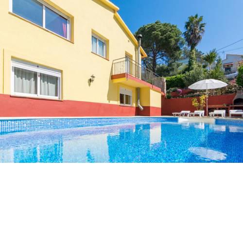 Lloret de Mar Villa Sleeps 9 with Pool Air Con and Free WiFi