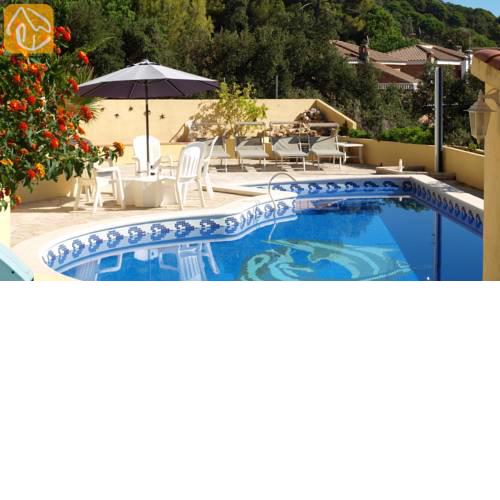Lloret de Mar Villa Sleeps 9 with Pool and WiFi