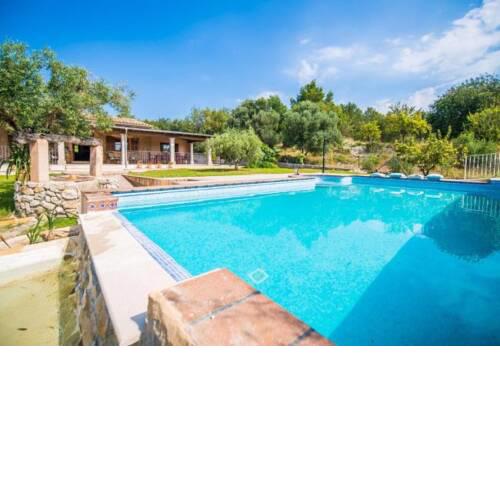 Lloseta Holiday Home Sleeps 8 with Pool Air Con and WiFi