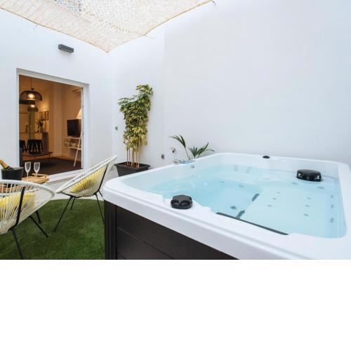 LOLA 14 SUITE APARTMENT- Private Jacuzzi in Patio