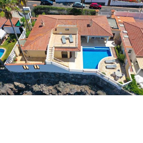 Los Gigantes cliffs and ocean front villa