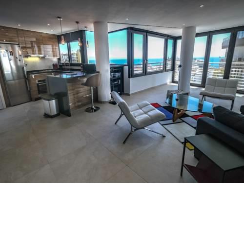 Los Manantiales, loft con vistas al mar y la piscina comunitaria en Torremolinos