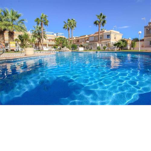Lovely 2 bed, 2 bath apt with 2 large pools