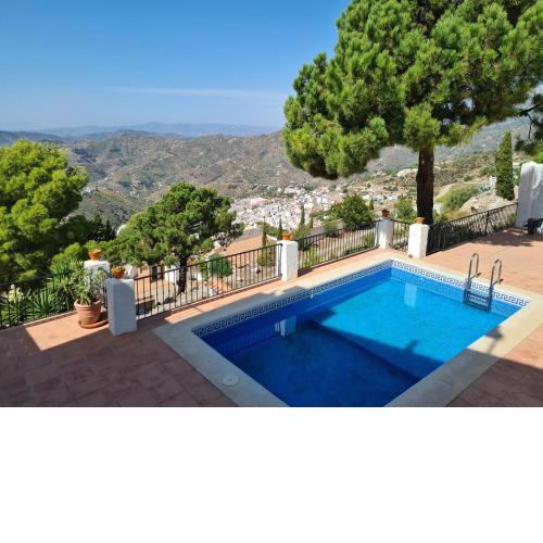Lovely 2 Bed Apartment with Stunning views & Pool