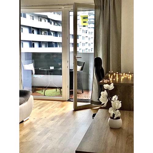 Lovely 2 bedroom flat next to metro U1, Great Location & Free Parking