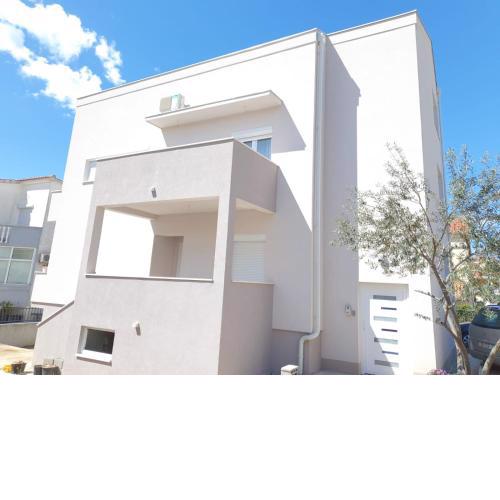 Lovely 2 bedroom rental with sea view