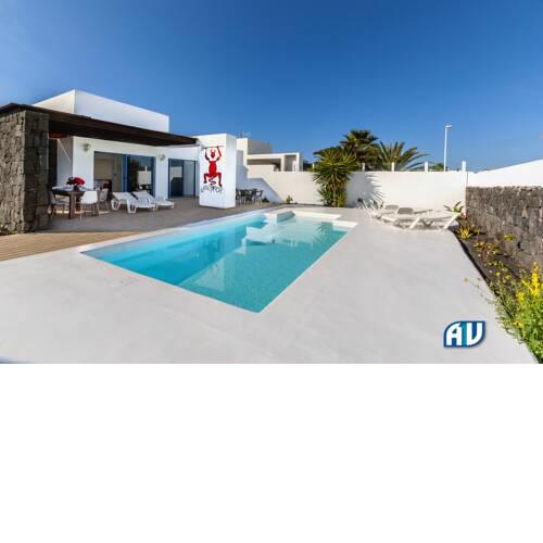 Lovely 3-Bed Villa with Studio in Playa Blanca