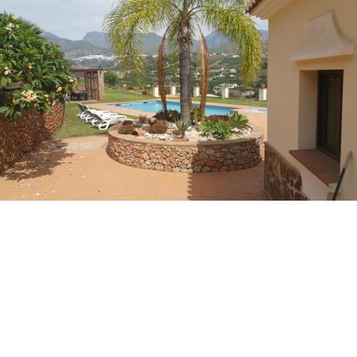 Lovely 5-Bed Villa in Nerja with swimming pool