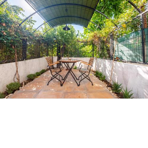 Lovely and Central Flat in Sisli with Backyard