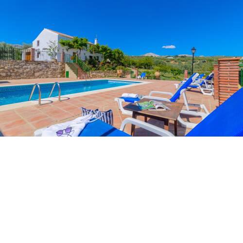Lovely Andalusian house with views of the lake La Viñuela sleeps twelve