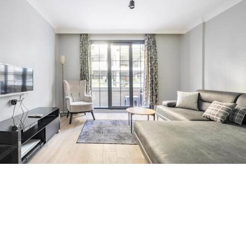 Lovely Apt w Balcony, 8 min to Forum Istanbul