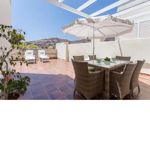 Lovely family home with pools and parking