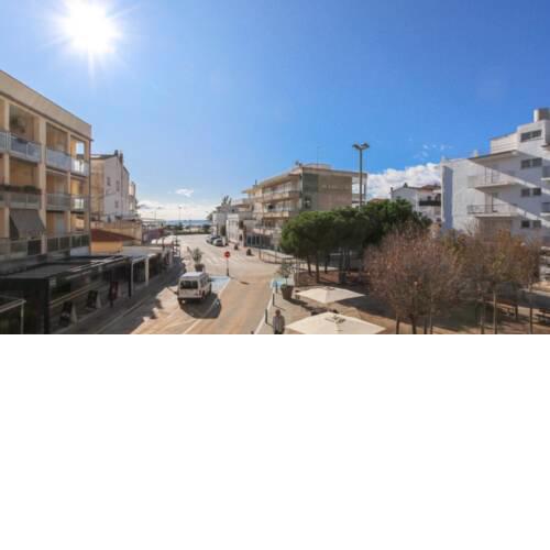 Lovely large 3 bedroom apartment in center of L Estartit