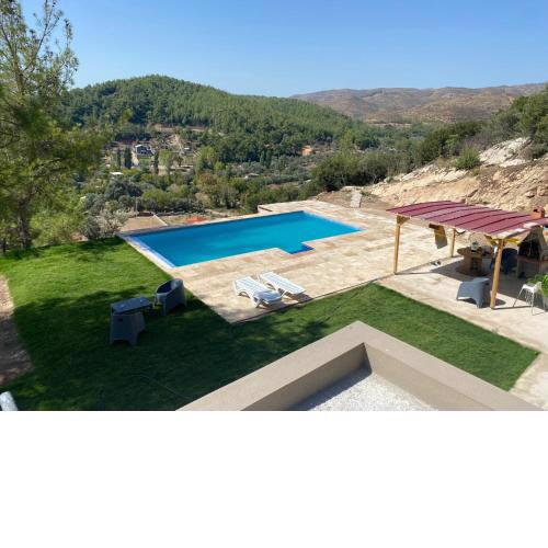 Lovely Stonehouse with Pool and Backyard in Izmir