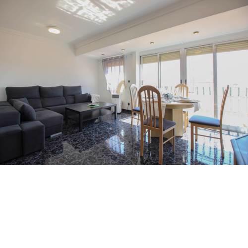 Lovely three Double bedroom flat close to the Beach