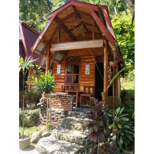 Lucky Bamboo' Bungalows-Resto and OrangUtan Jungle Trekking Tours