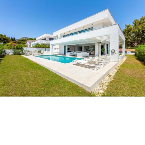 Lujosa y moderna villa en Puerto marina.