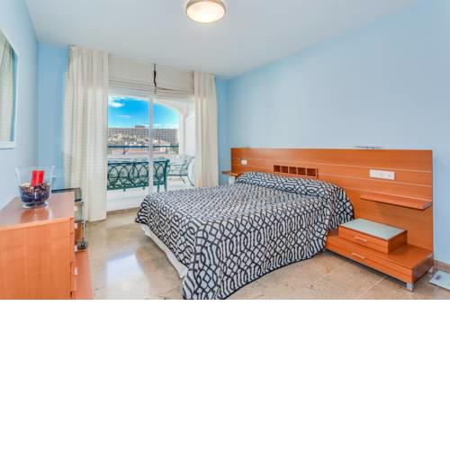 Luminoso apartamento con terraza, jardín y piscina.