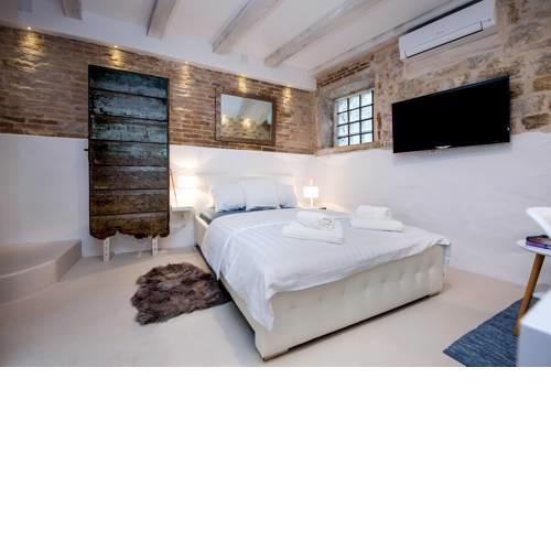 Luna Rooms and Studios