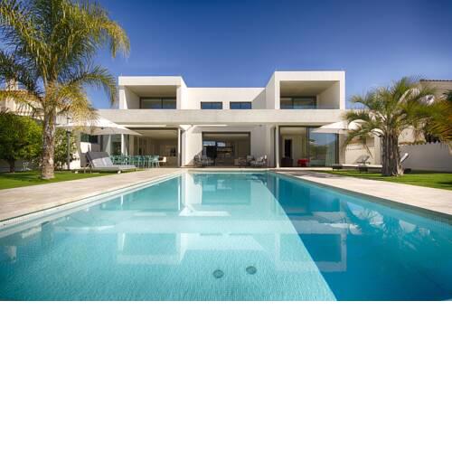 LUXUEUSE VILLA CANAL AVEC PISCINE ET AMARRE 25 mètres