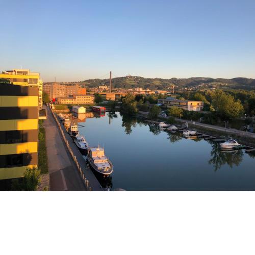 Luxuriöse Designerwohnung mit Blick aufs Wasser