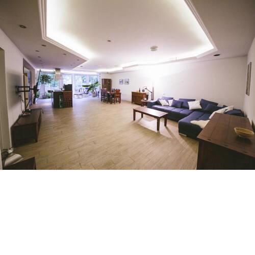 Luxuriöse große und helle Wohnung mit Balkon, Wintergarten und Whirlpool