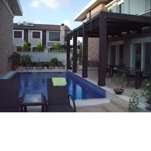 Luxurious 4-Bedroom Villa Retreat Near Beach & Forest