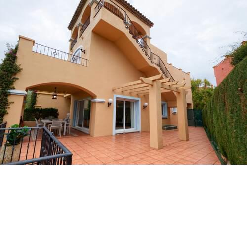 Luxurious and Spacious Townhouse -w/ BBQ, & Garden