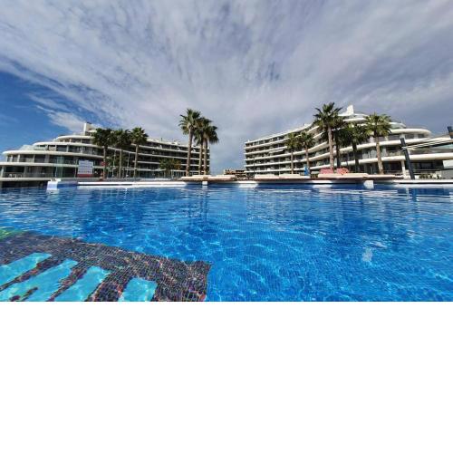 Luxurious apartment next to the sea