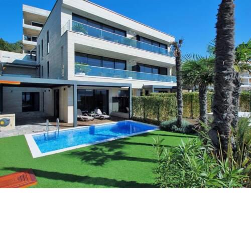 Luxurious apartment with private pool and sea view near the beach in Crikvenica
