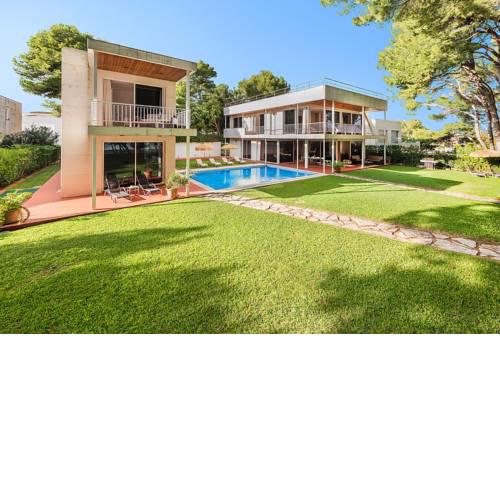 Luxurious Beach Front Estate 12 Guests & Pool