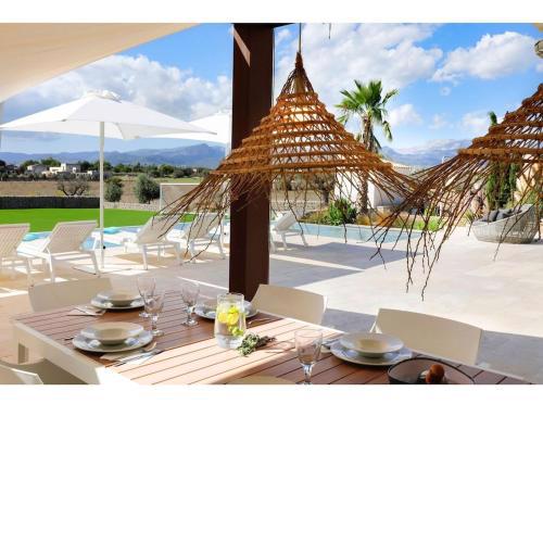 Luxurious country house with pool in Inca for 8 people