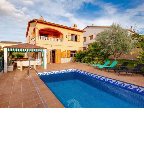 Luxurious Holiday Home in Vendrell with Swimming Pool