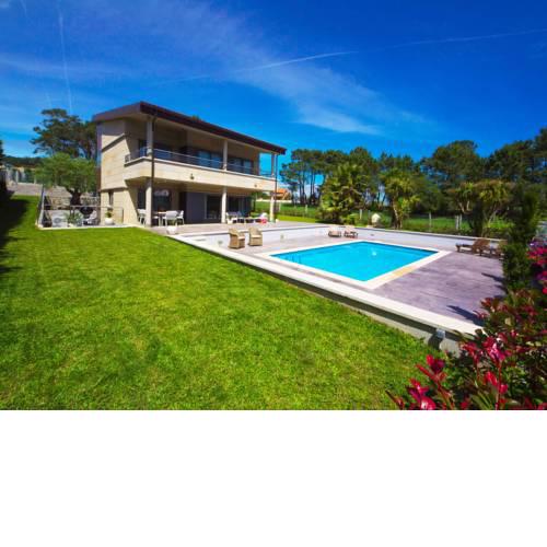 Luxurious Holiday Home with Swimming Pool at Sanxeno Galicia