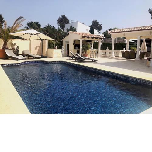 Luxurious Villa for 8 in Jávea, in great location, close to the beach, with swimming pool and terraces