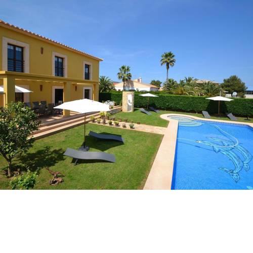 Luxurious Villa with Jacuzzi in Sa Coma Majorca
