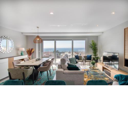 Luxuriously Appointed New Modern Apartment With Sea Views