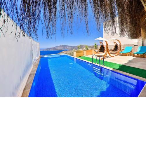 Luxury 2 bed villa with infinity pool & sea views