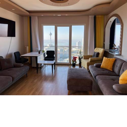 Luxury 2bd, 2 bath, top floor, amazing view!
