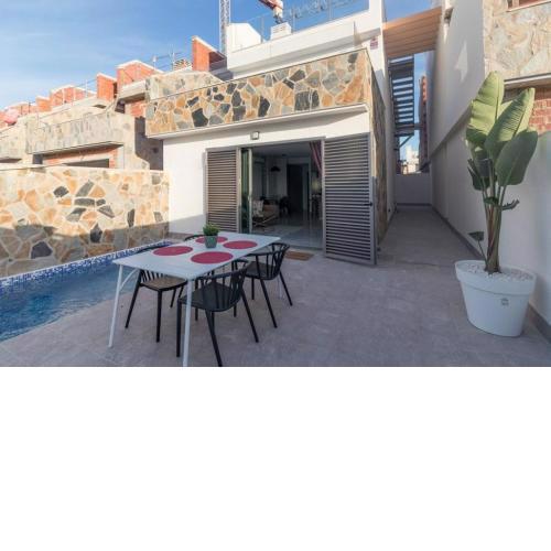 LUXURY 3 BED, 2 BATH DETACHED VILLA, PRIME LOCATION, ONLY 400 MTRS TO THE BEACH