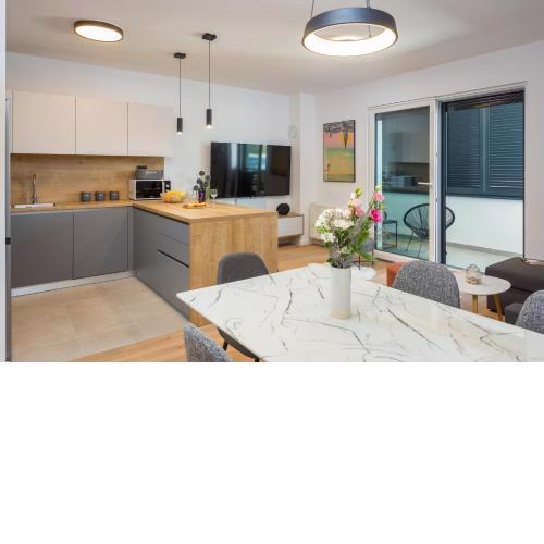 LUXURY, 3 Bedroom Flat with Private Parking