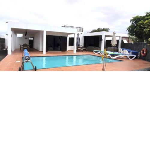 Luxury 4-Bed family Villa with private pool