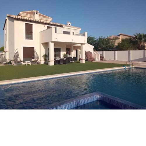 Luxury 4 Bedroom Villa & Pool on Golf Resort