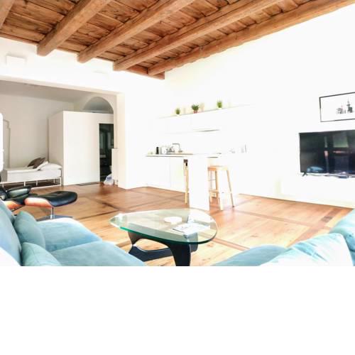 Luxury and Romance in 16th Century House