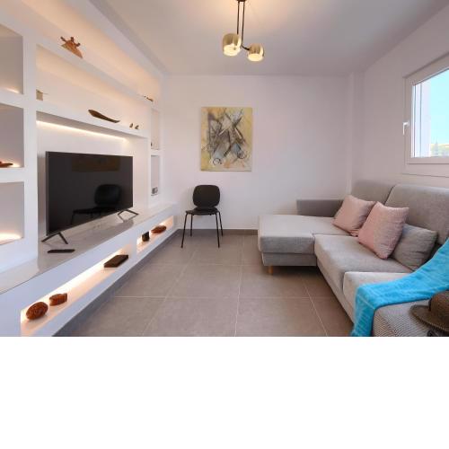 LUXURY APARTMENT 2nd LINE TO THE BEACH!